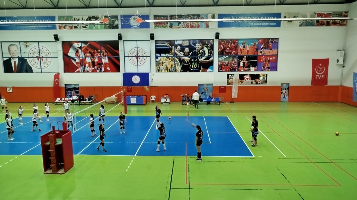 ÖĞRENCİLERİMİZ YILDIZ KIZ VOLEYBOL TAKIMIMIZ GURUP MAÇLARINA KATILDI